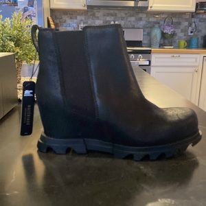 Sorel Joan of Arctic Wedge Chelsea boot, size 7.5